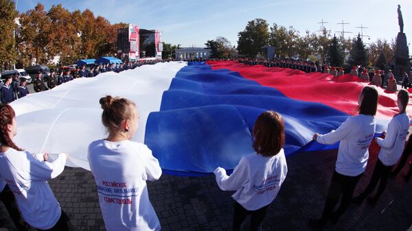 Участники акции Флаг моего государства, посвященного Дню России