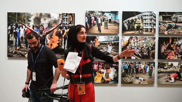 Журналисты на открытии выставки победителей IV международного конкурса фотожурналистики имени Андрея Стенина в Москве Журналисты на открытии выставки победителей IV международного конкурса фотожурналистики имени Андрея Стенина в Москве