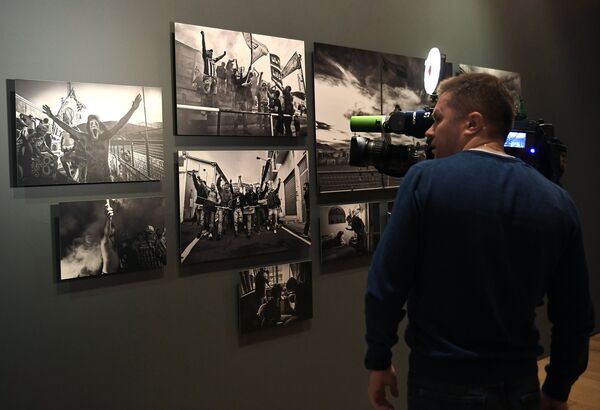 Посетитель на открытии выставки победителей IV международного конкурса фотожурналистики имени Андрея Стенина в Москве Посетитель на открытии выставки победителей IV международного конкурса фотожурналистики имени Андрея Стенина в Москве