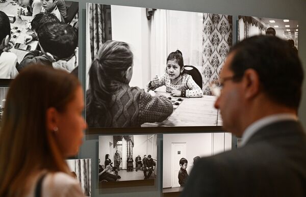 Посетители на открытии выставки победителей IV международного конкурса фотожурналистики имени Андрея Стенина в Москве Посетители на открытии выставки победителей IV международного конкурса фотожурналистики имени Андрея Стенина в Москве