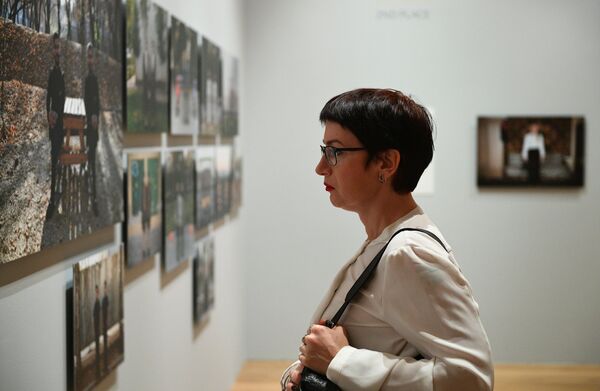 Посетительница на открытии выставки победителей IV международного конкурса фотожурналистики имени Андрея Стенина в Москве Посетительница на открытии выставки победителей IV международного конкурса фотожурналистики имени Андрея Стенина в Москве