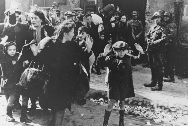 Евреи в Варшавском гетто. 19 апреля 1943 Евреи в Варшавском гетто. 19 апреля 1943