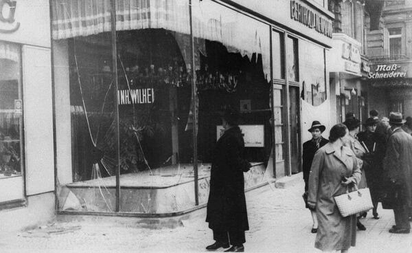 Разбитая витрина еврейского магазина в Берлине. 10 ноября 1938 Разбитая витрина еврейского магазина в Берлине. 10 ноября 1938