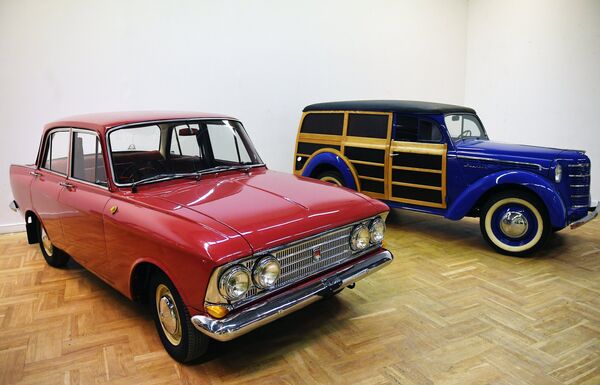 Автомобили Москвич-408 и грузовой фургон Москвич-401-422 на выставке Редкие автомобили в ЦДХ. 8 ноября 2018 Автомобили Москвич-408 и грузовой фургон Москвич-401-422 на выставке Редкие автомобили в ЦДХ. 8 ноября 2018
