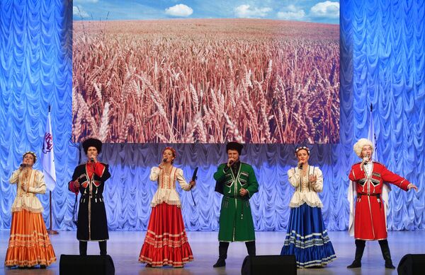 Фольклорный ансамбль Матрёна-Арт на фестивале творчества, посвященном Великому стоянию на реке Угре в 1480 году, в Калуге Фольклорный ансамбль Матрёна-Арт на фестивале творчества, посвященном Великому стоянию на реке Угре в 1480 году, в Калуге