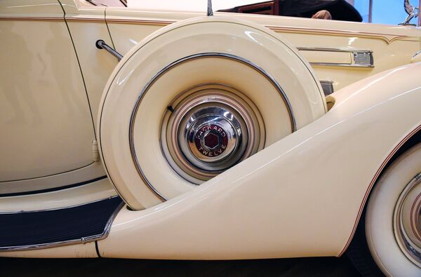 Автомобиль Packard V12 Sedan (1937 г.) на выставке Редкие автомобили в ЦДХ Автомобиль Packard V12 Sedan (1937 г.) на выставке Редкие автомобили в ЦДХ