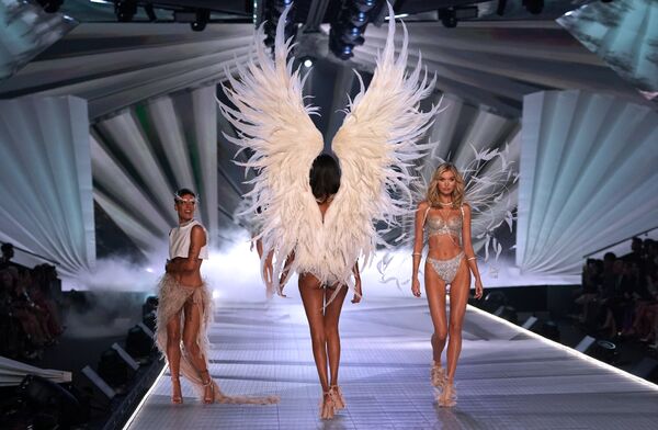 Показ Victoria’s Secret в Нью-Йорке Показ Victoria’s Secret в Нью-Йорке