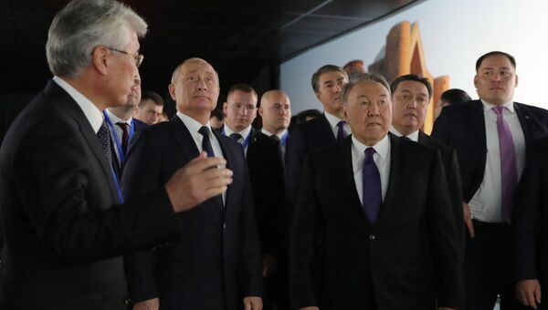 Владимир Путин и президент Казахстана Нурсултан Назарбаев во время посещения туристической выставки Новые подходы и тенденции в развитии туризма России и Казахстана. Архивное фото Владимир Путин и президент Казахстана Нурсултан Назарбаев во время посещения туристической выставки Новые подходы и тенденции в развитии туризма России и Казахстана. Архивное фото