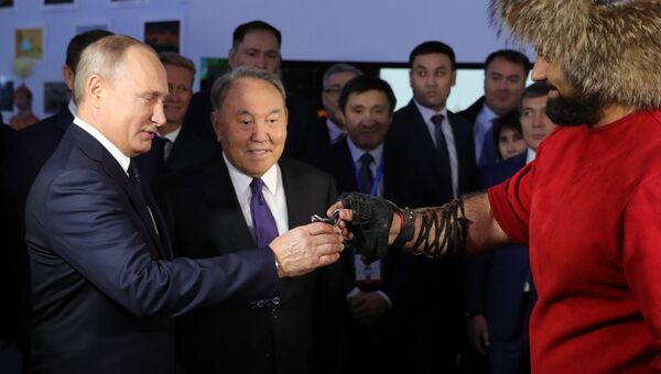 Президент РФ Владимир Путин и президент Казахстана Нурсултан Назарбаев во время посещения туристической выставки Новые подходы и тенденции в развитии туризма России и Казахстана Президент РФ Владимир Путин и президент Казахстана Нурсултан Назарбаев во время посещения туристической выставки Новые подходы и тенденции в развитии туризма России и Казахстана
