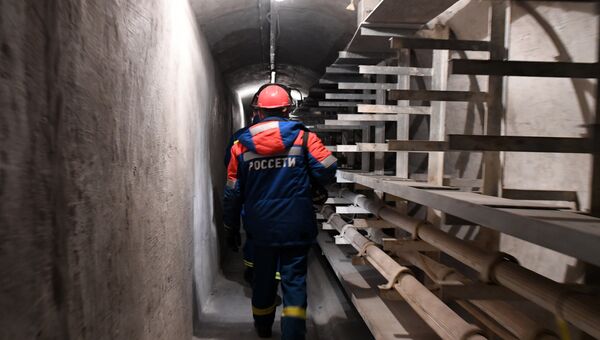 Сотрудники ПАО Московская объединенная электросетевая компания (МОЭСК) и ПАО Россети во время осмотра Автозаводского кабельного коллектора. Сотрудники ПАО Московская объединенная электросетевая компания (МОЭСК) и ПАО Россети во время осмотра Автозаводского кабельного коллектора.