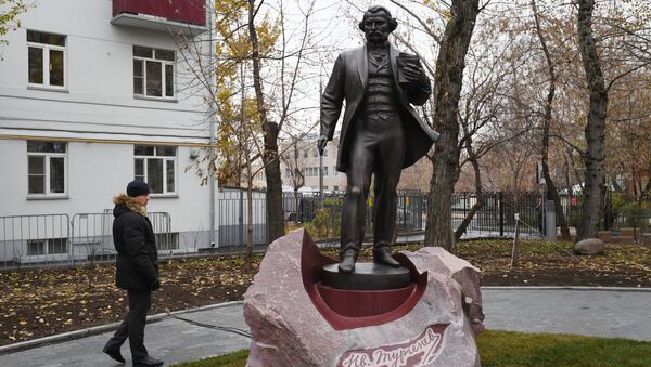 Памятник писателю Ивану Тургеневу на Остоженке в Москве Памятник писателю Ивану Тургеневу на Остоженке в Москве