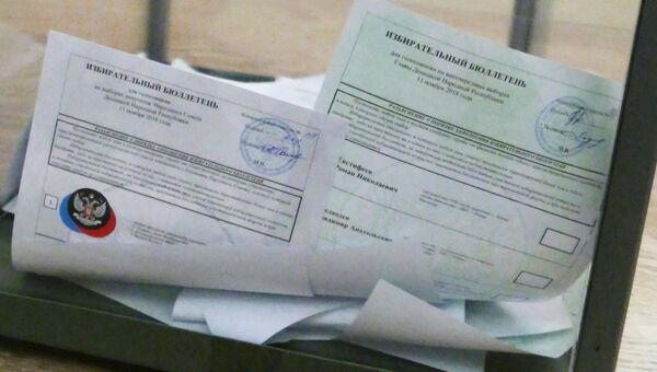 Бюллетени в урне на избирательном участке № 158 в Куйбышевском районе Донецка. 11 ноября 2018 Бюллетени в урне на избирательном участке № 158 в Куйбышевском районе Донецка. 11 ноября 2018