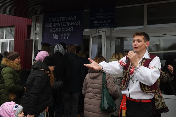 Избиратели идут на выборы главы и депутатов Народного совета ДНР на избирательный участок №177 в Донецке Избиратели идут на выборы главы и депутатов Народного совета ДНР на избирательный участок №177 в Донецке