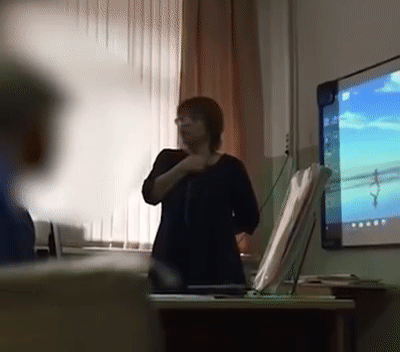 Сахалинская учительница довела школьницу до слез из-за дырки на кофте Сахалинская учительница довела школьницу до слез из-за дырки на кофте