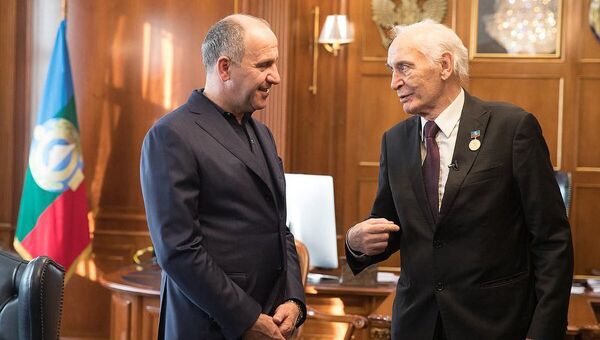 Глава Карачаево-Черкессии Рашид Темрезов присвоил народному артисту СССР Василию Лановому звание заслуженного артиста республики Глава Карачаево-Черкессии Рашид Темрезов присвоил народному артисту СССР Василию Лановому звание заслуженного артиста республики