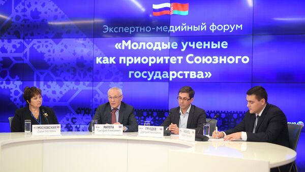 Председатель Совета молодых ученых Национальной академии наук Беларуси Андрей Иванец, заместитель Главного редактора МИА «Россия сегодня» Дмитрий Груздев, государственный секретарь Союзного государства Григорий Рапота и доктор филологических наук Дарья Московская во время форума «Молодые ученые как приоритет Союзного государства» в Москве Председатель Совета молодых ученых Национальной академии наук Беларуси Андрей Иванец, заместитель Главного редактора МИА «Россия сегодня» Дмитрий Груздев, государственный секретарь Союзного государства Григорий Рапота и доктор филологических наук Дарья Московская во время форума «Молодые ученые как приоритет Союзного государства» в Москве