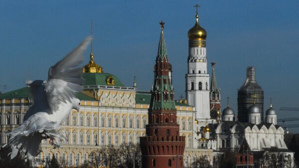 Голуби на Патриаршем мосту в Москве Голуби на Патриаршем мосту в Москве