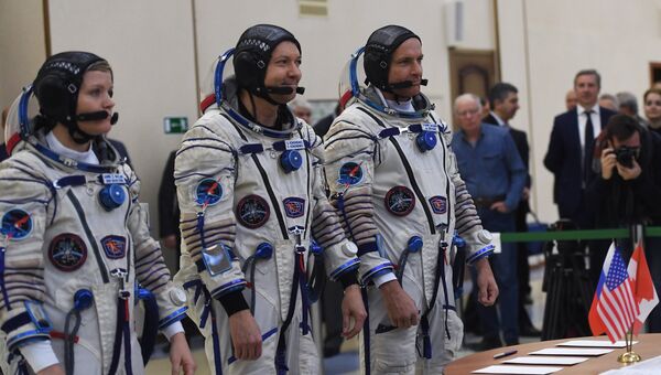 Члены основного экипажа МКС-58/59 перед началом комплексных экзаменационных тренировок в Центре подготовки космонавтов. 14 ноября 2018 Члены основного экипажа МКС-58/59 перед началом комплексных экзаменационных тренировок в Центре подготовки космонавтов. 14 ноября 2018