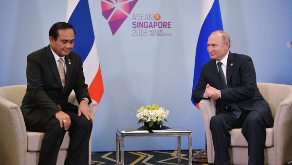Президент РФ Владимир Путин и премьер-министр Королевства Таиланд Прают Чан-Оча во время встречи в Сингапуре. 14 ноября 2018 Президент РФ Владимир Путин и премьер-министр Королевства Таиланд Прают Чан-Оча во время встречи в Сингапуре. 14 ноября 2018