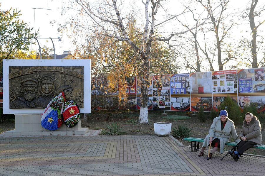 Памятник труженикам тыла в станице Кущевская Краснодарского края Памятник труженикам тыла в станице Кущевская Краснодарского края