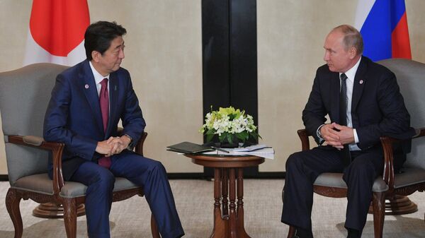 Президент РФ Владимир Путин и премьер-министр Японии Синдзо Абэ. Архивное фото Президент РФ Владимир Путин и премьер-министр Японии Синдзо Абэ. Архивное фото