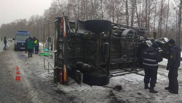 На месте ДТП с участием автомобиля Volkswagen Transporter и молоковоза в Белоруссии На месте ДТП с участием автомобиля Volkswagen Transporter и молоковоза в Белоруссии