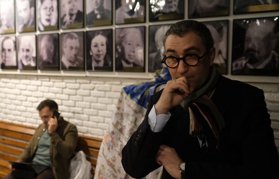 Ректор ГИТИСа Григорий Заславский в коридоре главного здания Ректор ГИТИСа Григорий Заславский в коридоре главного здания
