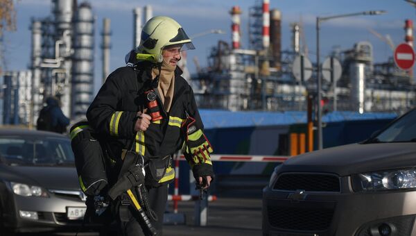 Сотрудник пожарной службы у Московского нефтеперерабатывающего завода в Капотне, где произошел пожар. 17 ноября 2018 Сотрудник пожарной службы у Московского нефтеперерабатывающего завода в Капотне, где произошел пожар. 17 ноября 2018