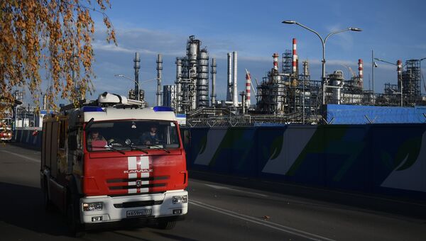 Автомобиль пожарной службы у Московского нефтеперерабатывающего завода в Капотне, где произошел пожар Автомобиль пожарной службы у Московского нефтеперерабатывающего завода в Капотне, где произошел пожар