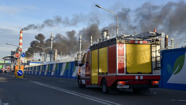 Автомобиль пожарной службы у Московского нефтеперерабатывающего завода в Капотне, где произошел пожар Автомобиль пожарной службы у Московского нефтеперерабатывающего завода в Капотне, где произошел пожар