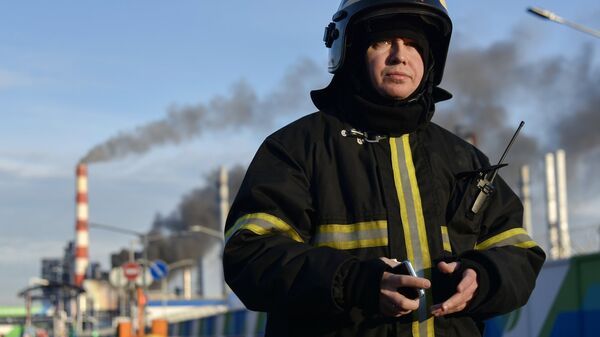 Сотрудник пожарной службы у Московского нефтеперерабатывающего завода в Капотне, где произошел пожар Сотрудник пожарной службы у Московского нефтеперерабатывающего завода в Капотне, где произошел пожар