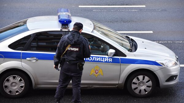 Сотрудник Росгвардии у полицейской машины Сотрудник Росгвардии у полицейской машины