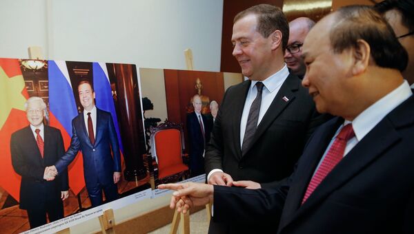Председатель правительства РФ Дмитрий Медведев и премьер-министр Вьетнама Нгуен Суан Фук в Ханое Председатель правительства РФ Дмитрий Медведев и премьер-министр Вьетнама Нгуен Суан Фук в Ханое