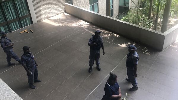 Полиция и солдаты Папуа-Новой Гвинеи в здании парламента в столице страны Порт-Морсби. 20 ноября 2018 Полиция и солдаты Папуа-Новой Гвинеи в здании парламента в столице страны Порт-Морсби. 20 ноября 2018
