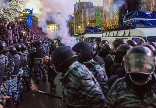 Сотрудники спецподразделения Беркут МВД Украины препятствуют попыткам сторонников евроинтеграции перекрыть движение по улице Крещатик в Киеве Сотрудники спецподразделения Беркут МВД Украины препятствуют попыткам сторонников евроинтеграции перекрыть движение по улице Крещатик в Киеве
