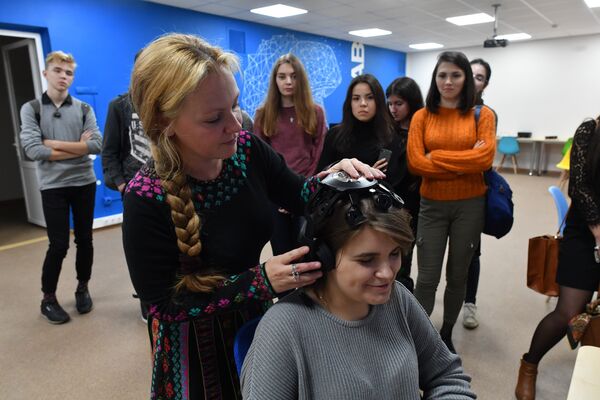 Демонстрация работы безгелевого энцефалографа Демонстрация работы безгелевого энцефалографа
