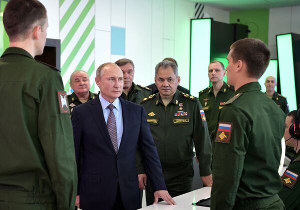 Президент РФ Владимир Путин во время посещения Военного инновационного технополиса Эра в Анапе. 22 ноября 2018 Президент РФ Владимир Путин во время посещения Военного инновационного технополиса Эра в Анапе. 22 ноября 2018