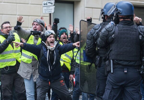 Столкновение участников акции протеста против роста цен на бензин желтые жилеты с силами правопорядка в Париже. 24 ноября 2018 Столкновение участников акции протеста против роста цен на бензин желтые жилеты с силами правопорядка в Париже. 24 ноября 2018