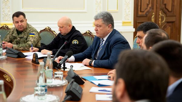 Президент Украины Петр Порошенко на заседании СНБО в Киеве Президент Украины Петр Порошенко на заседании СНБО в Киеве