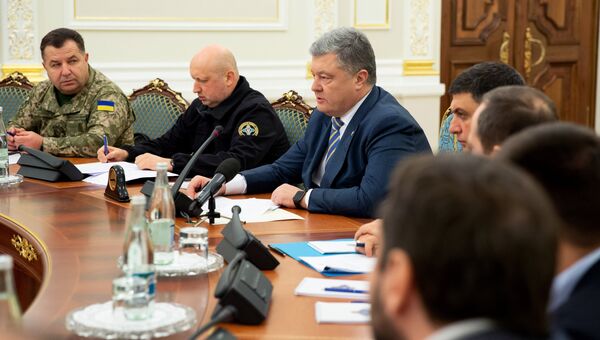 Президент Украины Петр Порошенко на заседании СНБО в Киеве Президент Украины Петр Порошенко на заседании СНБО в Киеве