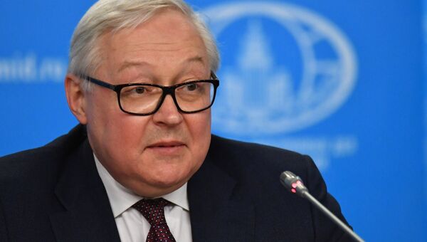 Заместитель министра иностранных дел РФ Сергей Рябков проводит брифинг по тематике Договора о ликвидации ракет средней и меньшей дальности Заместитель министра иностранных дел РФ Сергей Рябков проводит брифинг по тематике Договора о ликвидации ракет средней и меньшей дальности