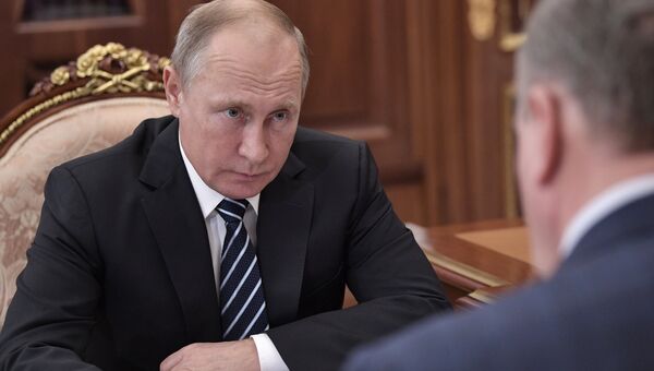 Президент РФ Владимир Путин во время встречи с губернатором Кировской области Игорем Васильевым. 26 ноября 2018 Президент РФ Владимир Путин во время встречи с губернатором Кировской области Игорем Васильевым. 26 ноября 2018