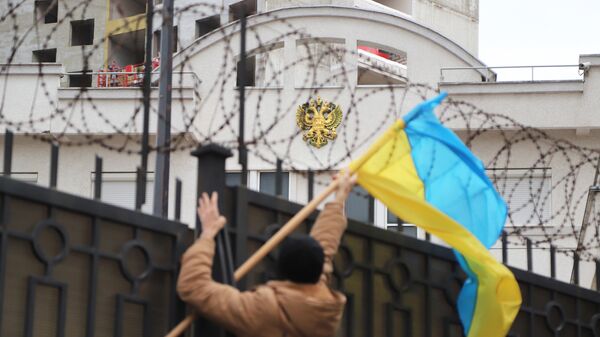 Участник акции протеста у консульства России в Одессе Участник акции протеста у консульства России в Одессе