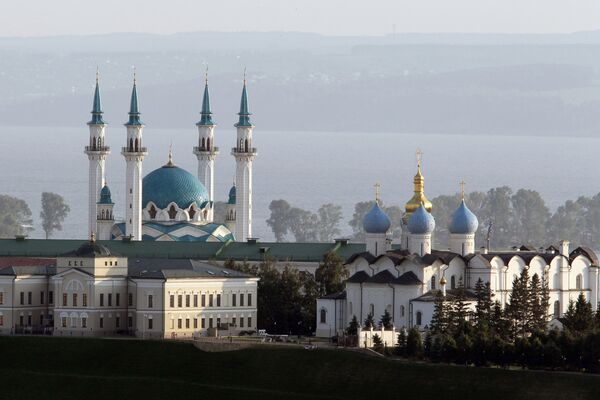 Вид на Мечеть Кул Шариф (слева) и Благовещенский собор (справа), расположенные на территории Казанского Кремля, со смотровой площадки отеля Ривьера Вид на Мечеть Кул Шариф (слева) и Благовещенский собор (справа), расположенные на территории Казанского Кремля, со смотровой площадки отеля Ривьера