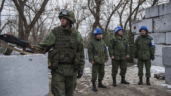 Военнослужащий ЛНР и наблюдатели ОБСЕ на контрольно-пропускном пункте в районе Станицы Луганской Военнослужащий ЛНР и наблюдатели ОБСЕ на контрольно-пропускном пункте в районе Станицы Луганской