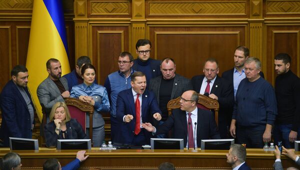 Лидер Радикальной партии Олег Ляшко с однопартийцами на заседании Верховной рады Украины. 26 ноября 2018 Лидер Радикальной партии Олег Ляшко с однопартийцами на заседании Верховной рады Украины. 26 ноября 2018