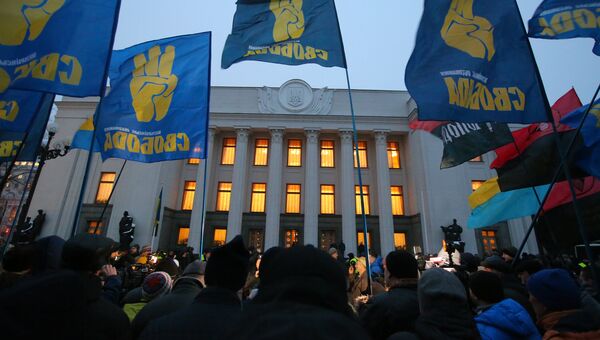 Сторонники украинской националистической партии Свобода проводят митинг возле Верховной рады с требованием принятия введения военного положения в Украине. 26 ноября 2018 Сторонники украинской националистической партии Свобода проводят митинг возле Верховной рады с требованием принятия введения военного положения в Украине. 26 ноября 2018
