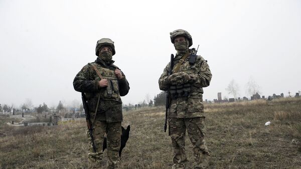 Украинские военнослужащие наблюдают за побережьем Азовского моря в районе Мариуполя. Архивное фото Украинские военнослужащие наблюдают за побережьем Азовского моря в районе Мариуполя. Архивное фото