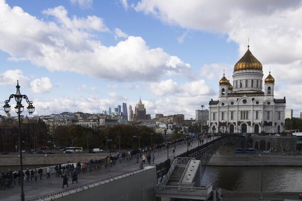 Патриарший мост к храму Христа Спасителя в Москве Патриарший мост к храму Христа Спасителя в Москве