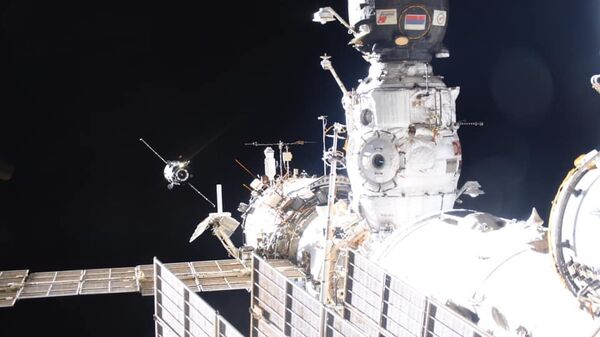 Пристыкованный к МКС Прогресс МС-10 и прибывающий американский Cygnus. Архивное фото Пристыкованный к МКС Прогресс МС-10 и прибывающий американский Cygnus. Архивное фото